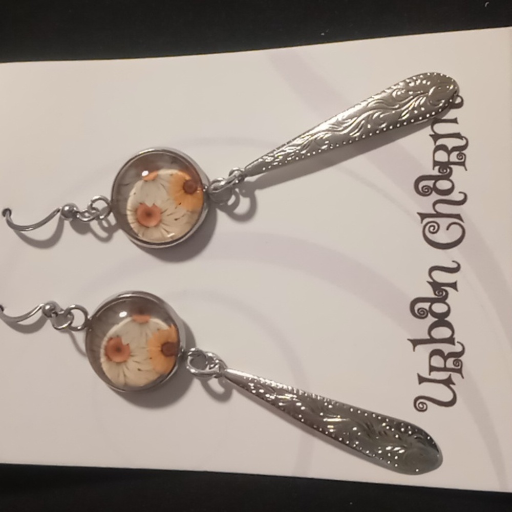 Urban charm dangling earrings in silver tone. With sunflowers